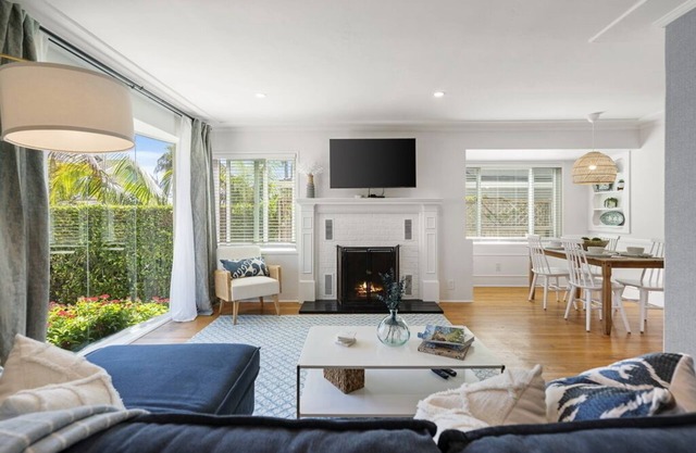 Charming Coastal Cottage - Windansea Beach Walkable