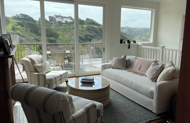 Charming Coastal Cottage-Entire Home Sleeps 6, Perfect for Couples+Families