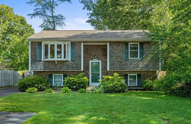 Charming Coastal Retreat – Beautiful 4-Bedroom Home Near Narragansett Beach