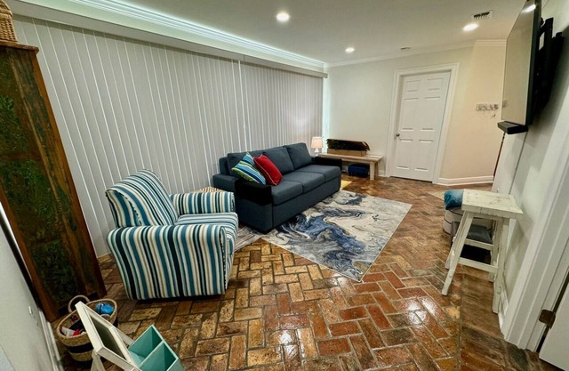 Charming Coastal Retreat: Your Cozy Haven Near the Beach