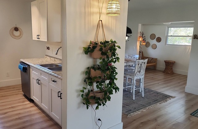 Charming Coastal Retreat in St. Pete 2-bedroom house with AC, WiFi
