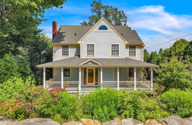 Charming Colonial in the Heart of Mystic