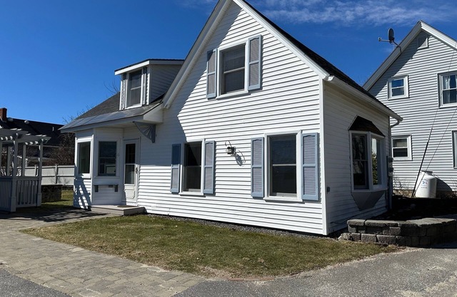 Charming, comfortable 2 Bedroom, One Bath, home, gorgeous views of Lowell's Cove--A great homeba...