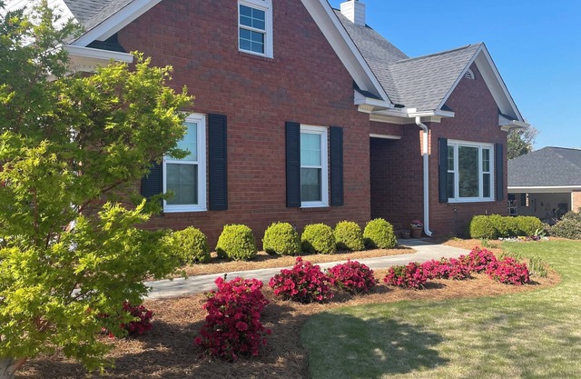 Charming, comfortable, and only 3 miles from the National!