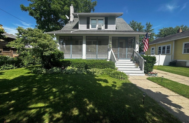 Charming, comfortable home in the heart of Oshkosh, WI for EAA Week