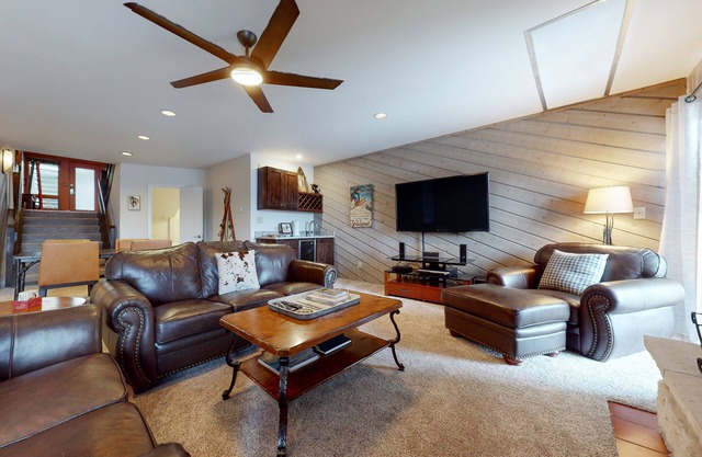 Charming condo with large kitchen & living area - perfect for a mountain getaway