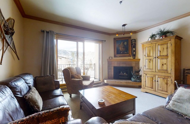 Charming condo just steps to base area w/shared pool, hot tub, free WiFi