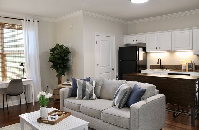 Charming Condo - 4 miles from Tiger Stadium