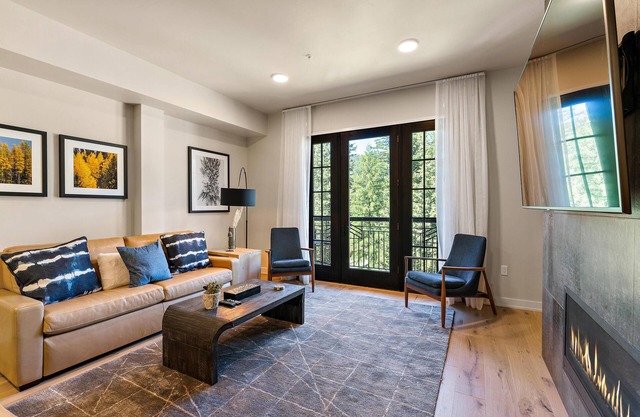 Charming Condo| Gas Fireplace and Mountain Views