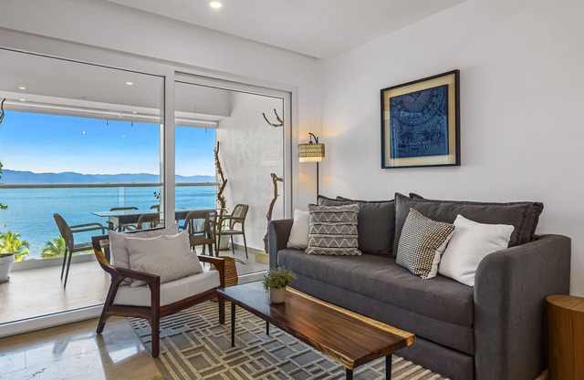 Charming condo with beautiful ocean views, pool and vibrant Mexican-style décor