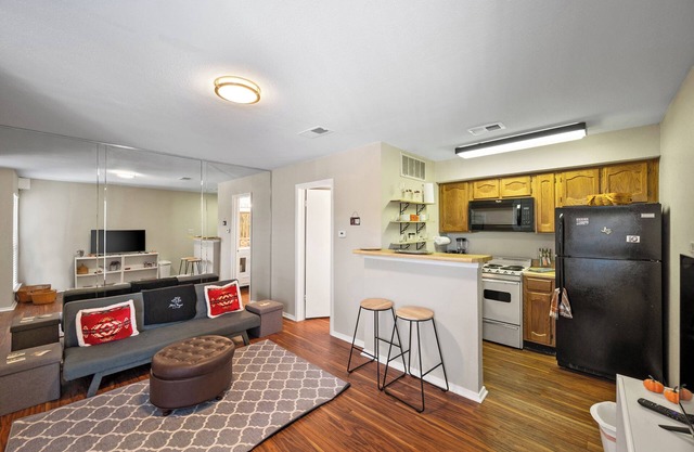 Charming Condo Near W 7th, Dining, Univ Dr & TCU. Cozy Extended Stay for Pros