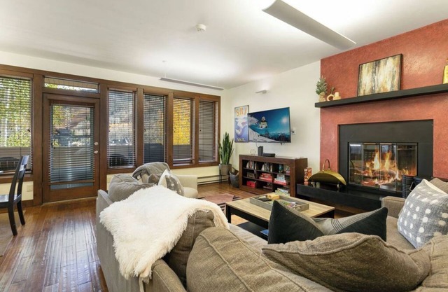 Charming Condo, Slope Views, Pool & Hot Tub, Walk to Lifts