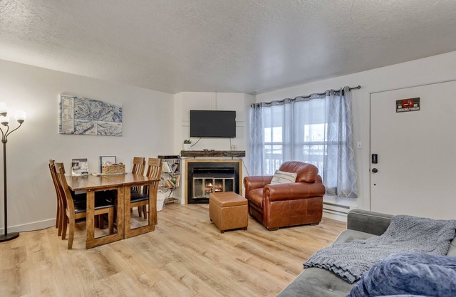 Charming condo w/ king bed, hot tub, pool, minutes away from world class skiing