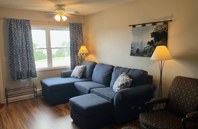 Charmante Wohnung mit Zugang zum See, Dock, WiFi & Blick auf die Berge!