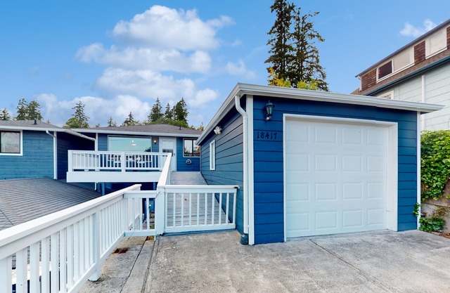 Charming condo with bay views, 2 kayaks, free WiFi & steps from the waterfront