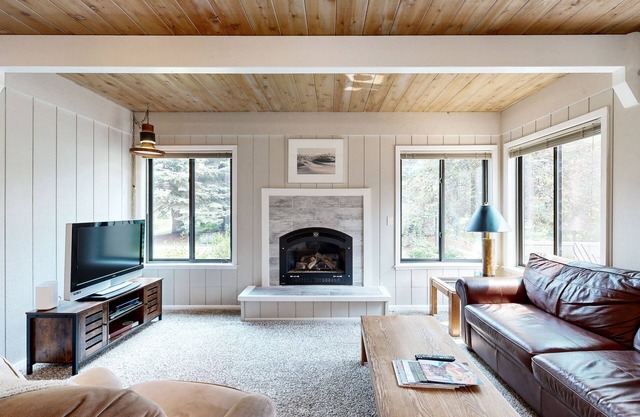Charming condo with WiFi, deck, fireplace, shared pool, hot-tub, and sauna