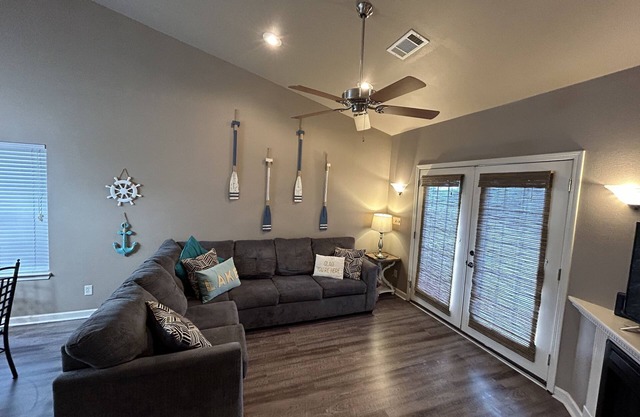 Perfekt gelegene Wohnung: Lake, Oaklawn, Downtown
