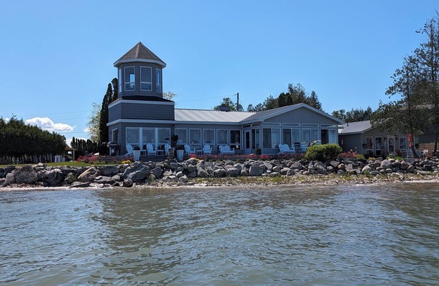 Charming cottage with amazing views St Mary's River in De TourVillage