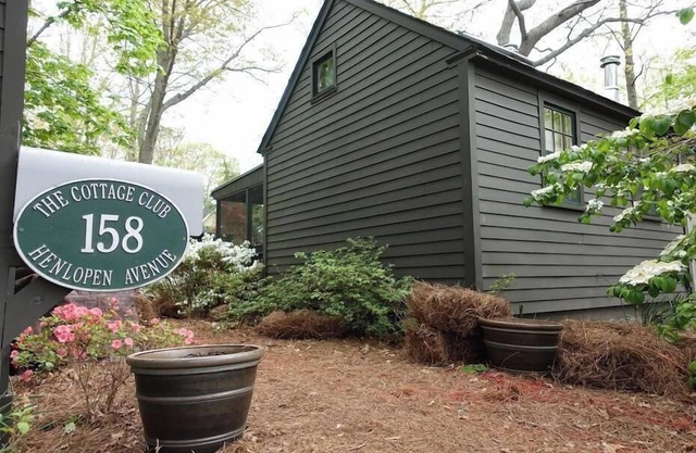 Charming Cottage Club, Steps to Beach & Shops, Private Porch & Loft Bedroom!