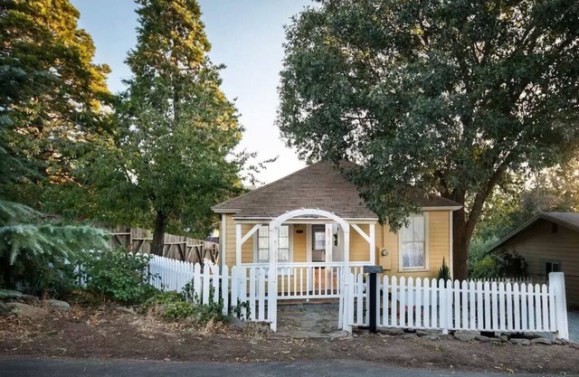 Charming cottage..A 1 minute walk to Main Street. Shops, Restaurants and more..