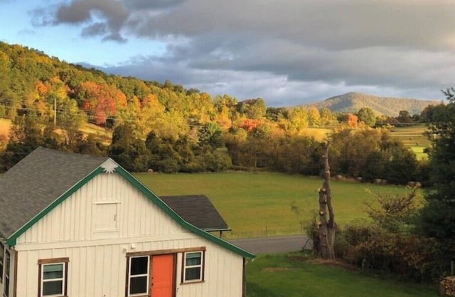 Charming cottage at the foot hills of the Shenandoah National Park