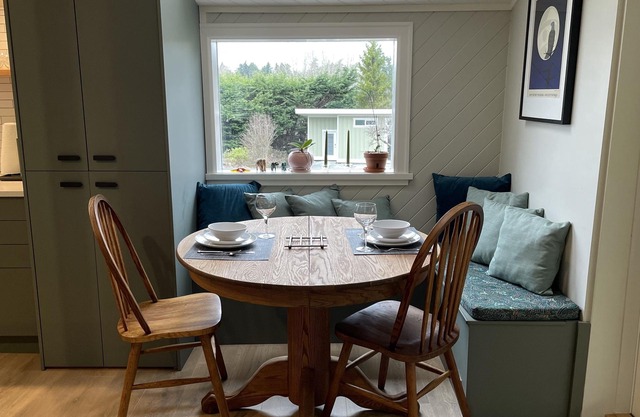 Charming Cottage Centrally Located Business Licence #28949