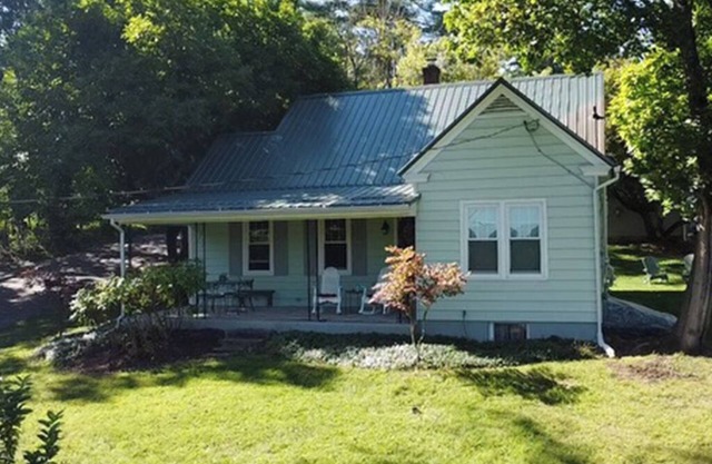 Charming cottage close to Juniata College overlooking historic Huntingdon