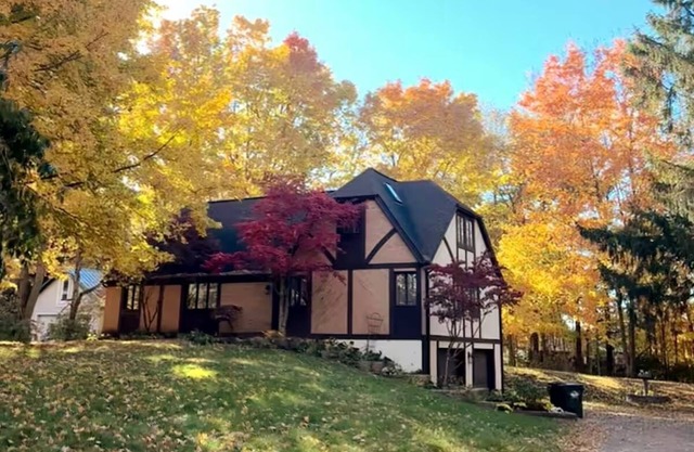 Charming Cottage Columbus Zoo, Entire Family Stay! 5 Bedrooms! 7 Mins to Zoo!