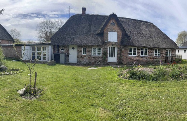 Charming cottage house in Hoejer