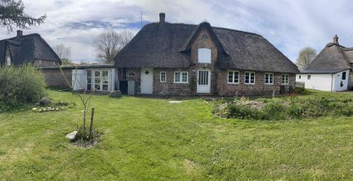 Charming Cottage House In Hoejer