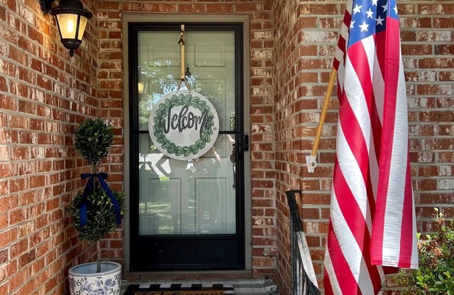 Charming Cottage House in amazing location! Sleeps 8!