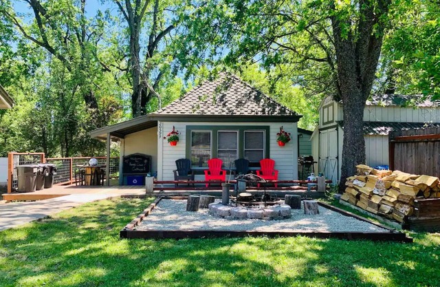 Charming cottage in welcoming Soulsbyville with WiFi, and AC.