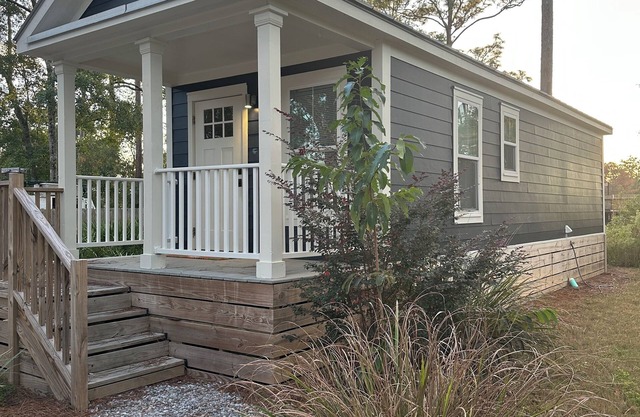Charming cottage in Freeport near the beaches. Enjoy your stay