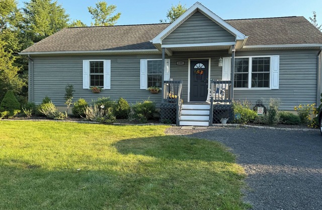 Charming Cottage in Private Lake Community (Pet-Friendly!)
