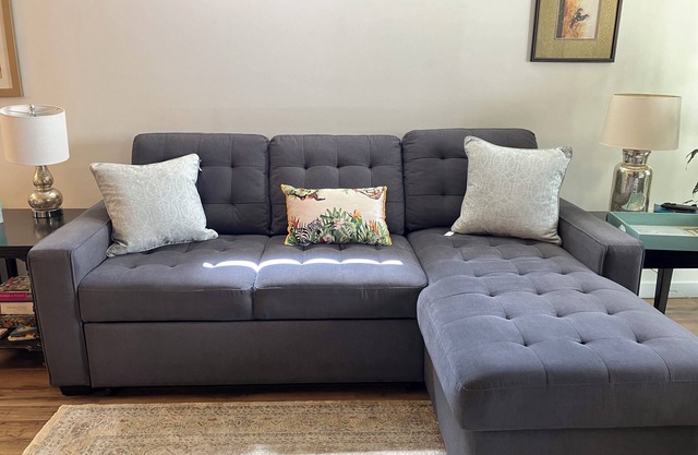 Charming cottage in superb Seattle with AC, WiFi, and all the comforts of home.