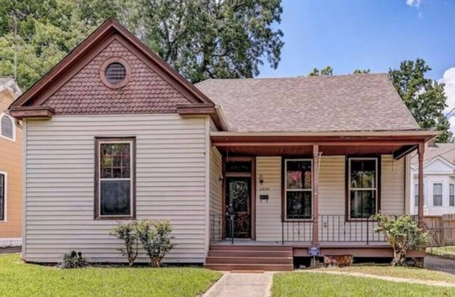 Charming cottage in the heart of the city!