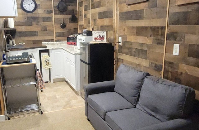 Charming cottage in serene Cottonwood with AC, WiFi.