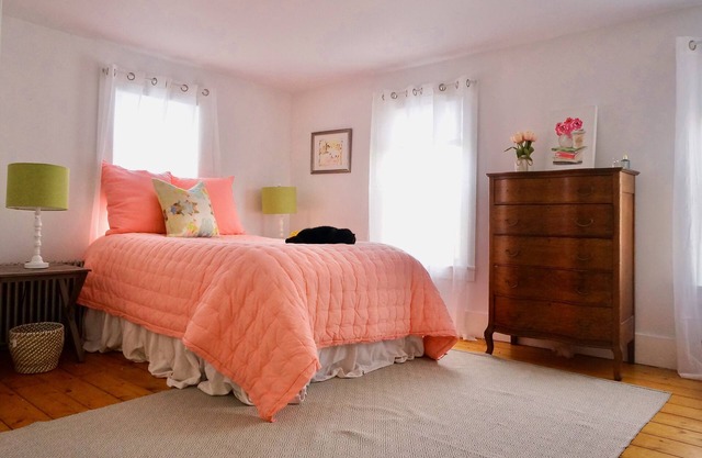 Charming cottage in Norman Rockwell's Stockbridge with two decks!