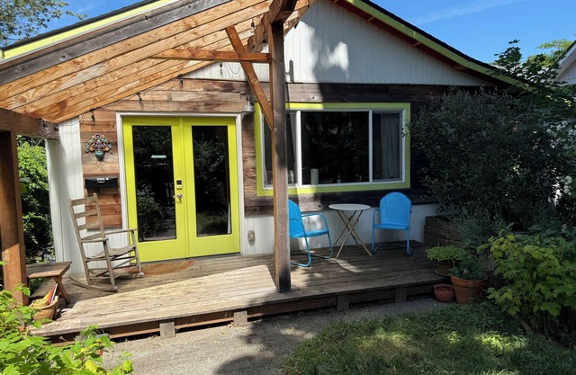 Charming cottage in walkable/bikable ‘hood to shops and restaurants w/WiFi, AC