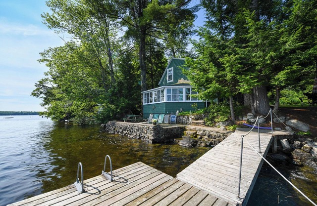 Charming cottage just 12' from the water's edge with gorgeous sunrise views!