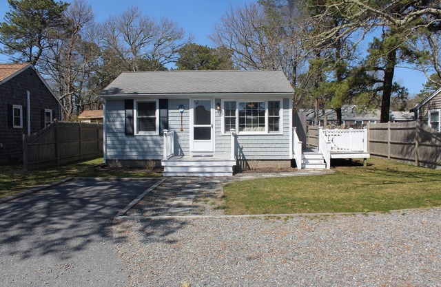 Charming cottage just a short walk to the beach!
