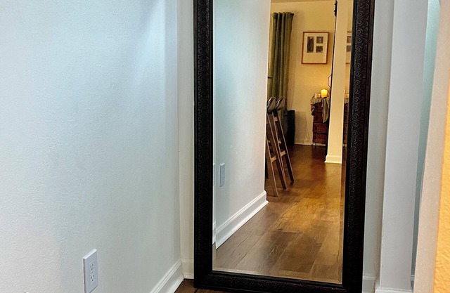 Charming cottage near downtown New Orleans with WiFi, AC and modern touches.