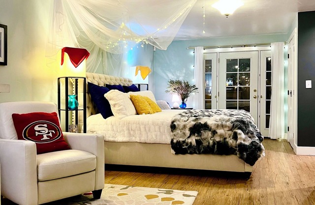 Charming Cottage Near Downtown Sac with Office & Fast WiFi
