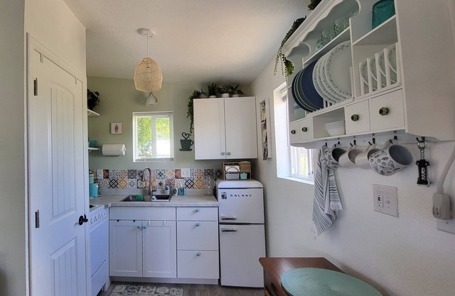 Charming cottage near wineries, hiking, biking and rafting - pet friendly!