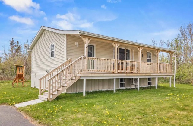 Charming cottage on quiet lane with private shoreline and views of Malpeque Bay