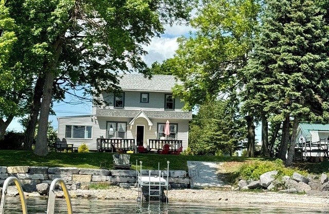 Charming cottage on Chaumont Bay, pet friendly, kayaks, dock, ICE FISHING