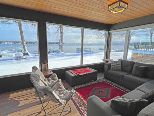 Charming Cottage on Lake Simcoe