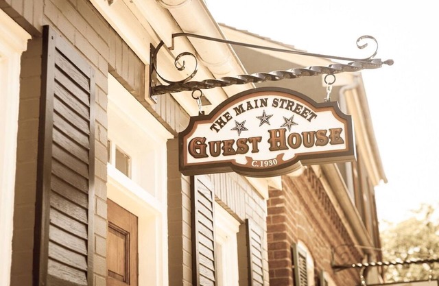 Cottage mit Charme on Main St. in Historic St. Charles! Sprudelbad, 2 Kamine !!