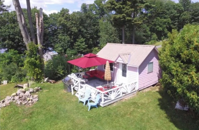 Charming cottage on the Great Sacandaga Lake, perfect for a relaxing getaway