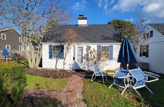 Charming Cottage Steps to Pine Point Bch - 1 mile OOB outside Scarborough w/ AC